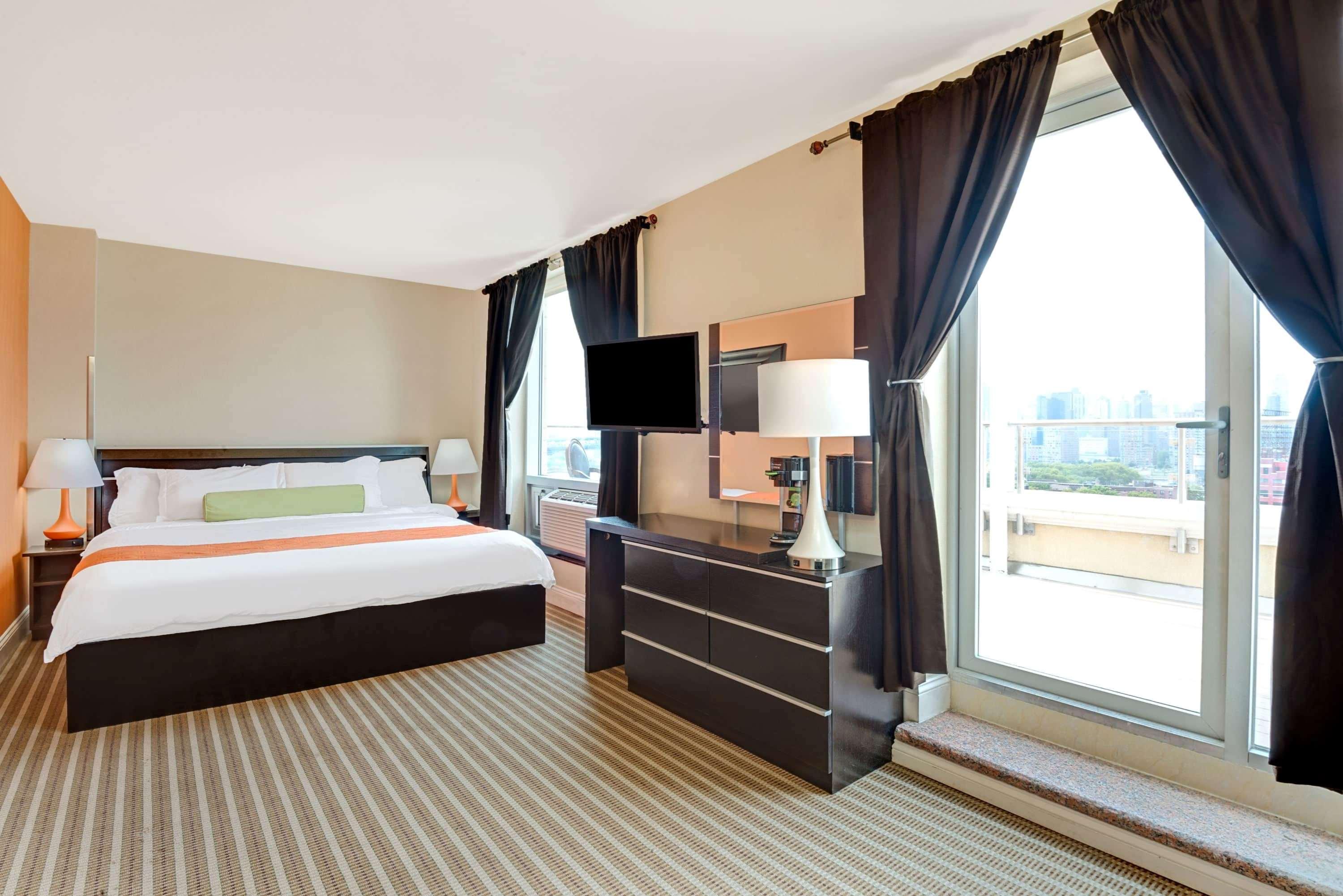 Howard Johnson By Wyndham Long Island City New York Exterior photo