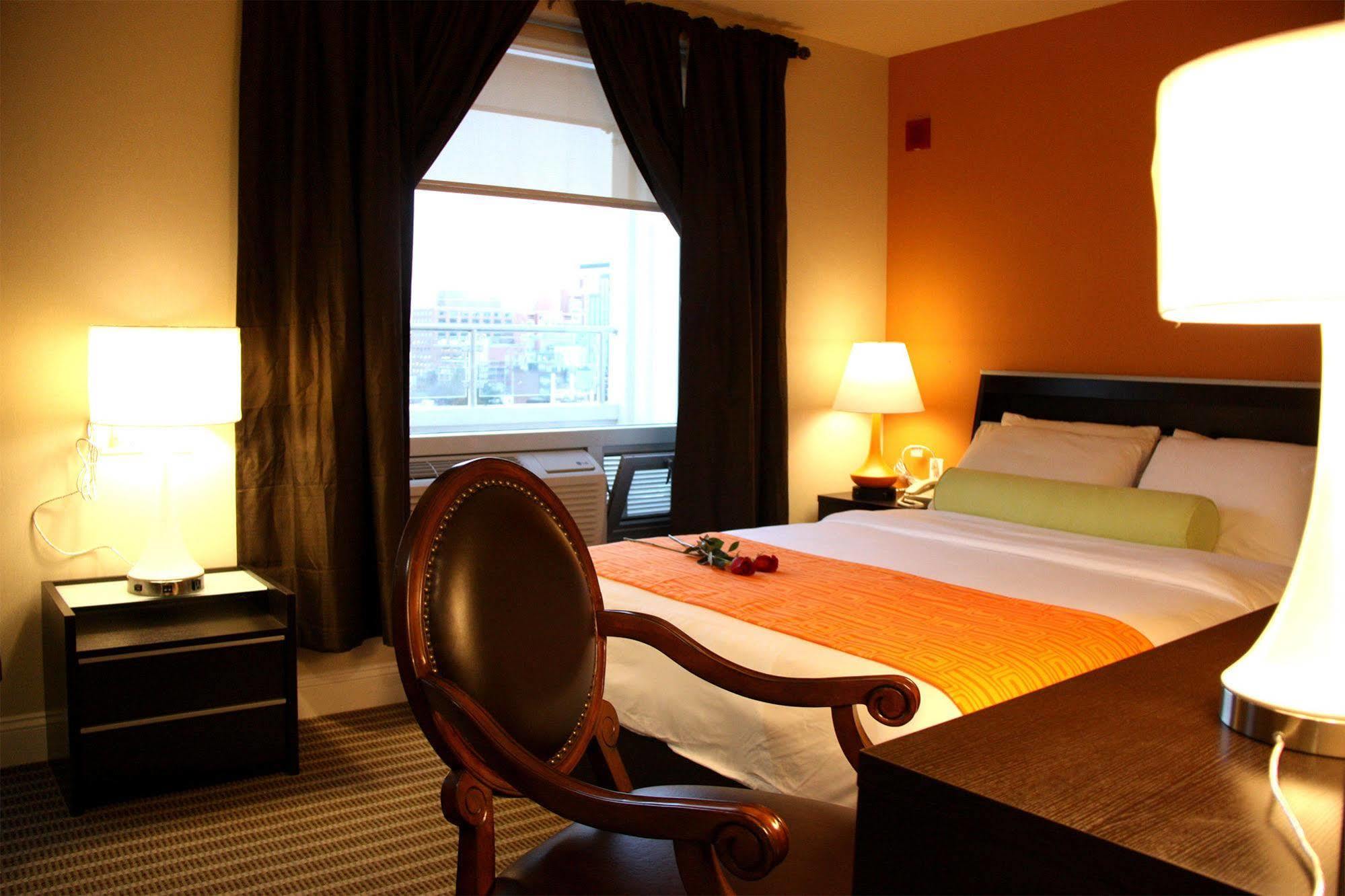 Howard Johnson By Wyndham Long Island City New York Exterior photo