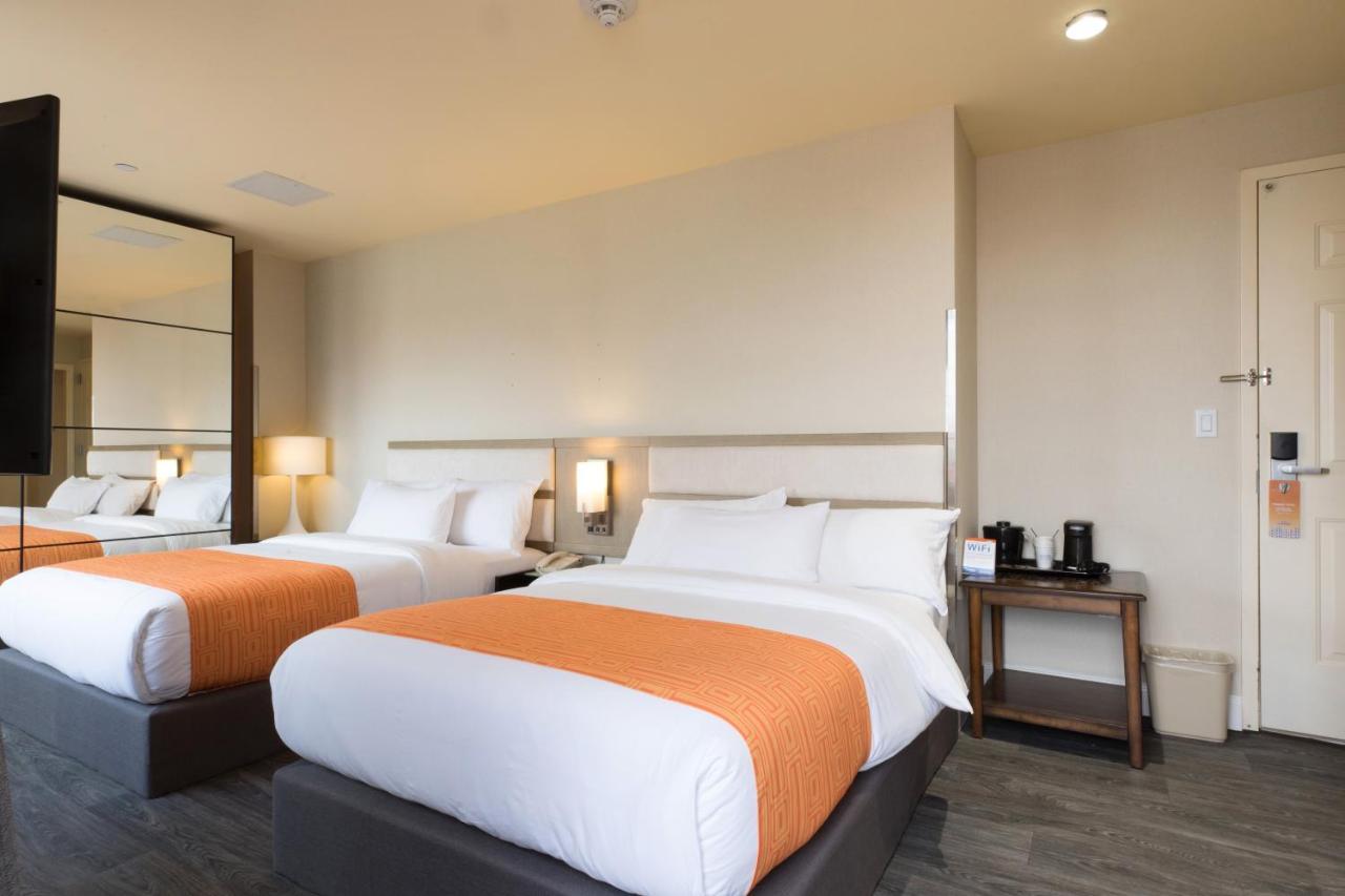 Howard Johnson By Wyndham Long Island City New York Exterior photo